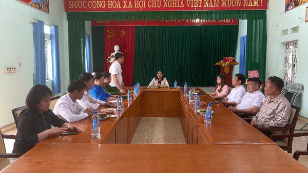 THƯỜNG TRỰC ĐẢNG ỦY XÃ KHUẤT XÁ THĂM VÀ TẶNG QUÀ  BAN THƯỜNG VỤ ĐOÀN THANH NIÊN XÃ