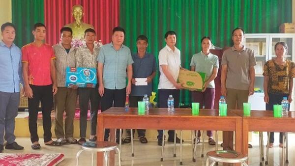 Các đồng chí lãnh đạo xã Khuất Xá kiểm tra công tác  phòng, chống thiên tai, ứng phó bão số 3